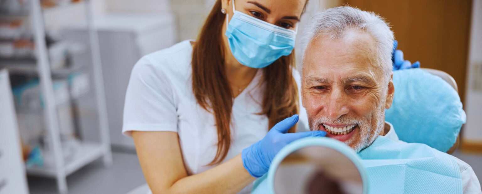 Implantate: So pflegen Sie Ihren Zahnersatz richtig